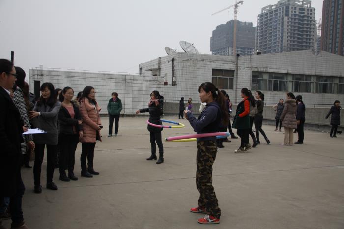 河南国家开放大学庆三八活动呼啦圈比赛现场.jpg